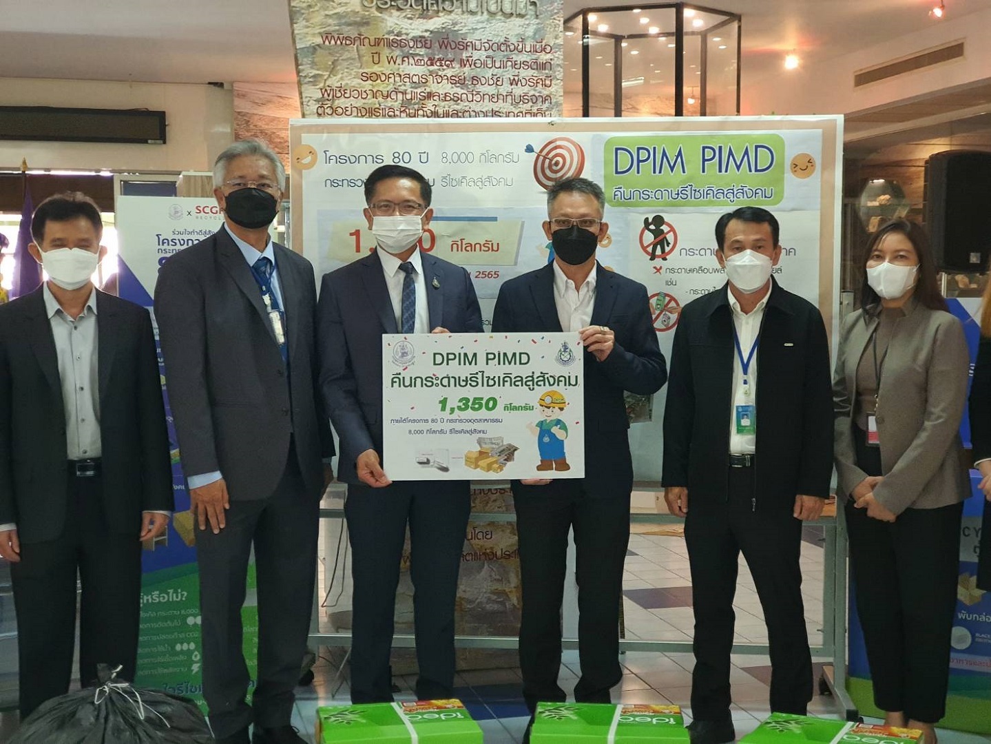 SCGP receives used paper from the Department of Primary Industries and Mines through “DPIM PIMD sending recycled paper back to the society” activity, aiming to return 8,000 kilograms recycled products to the society