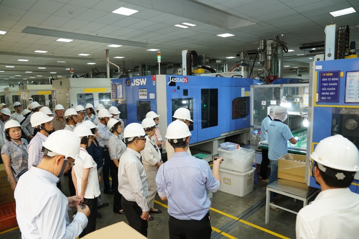 The Investor Club Association visits Duy Tan Plastic Company