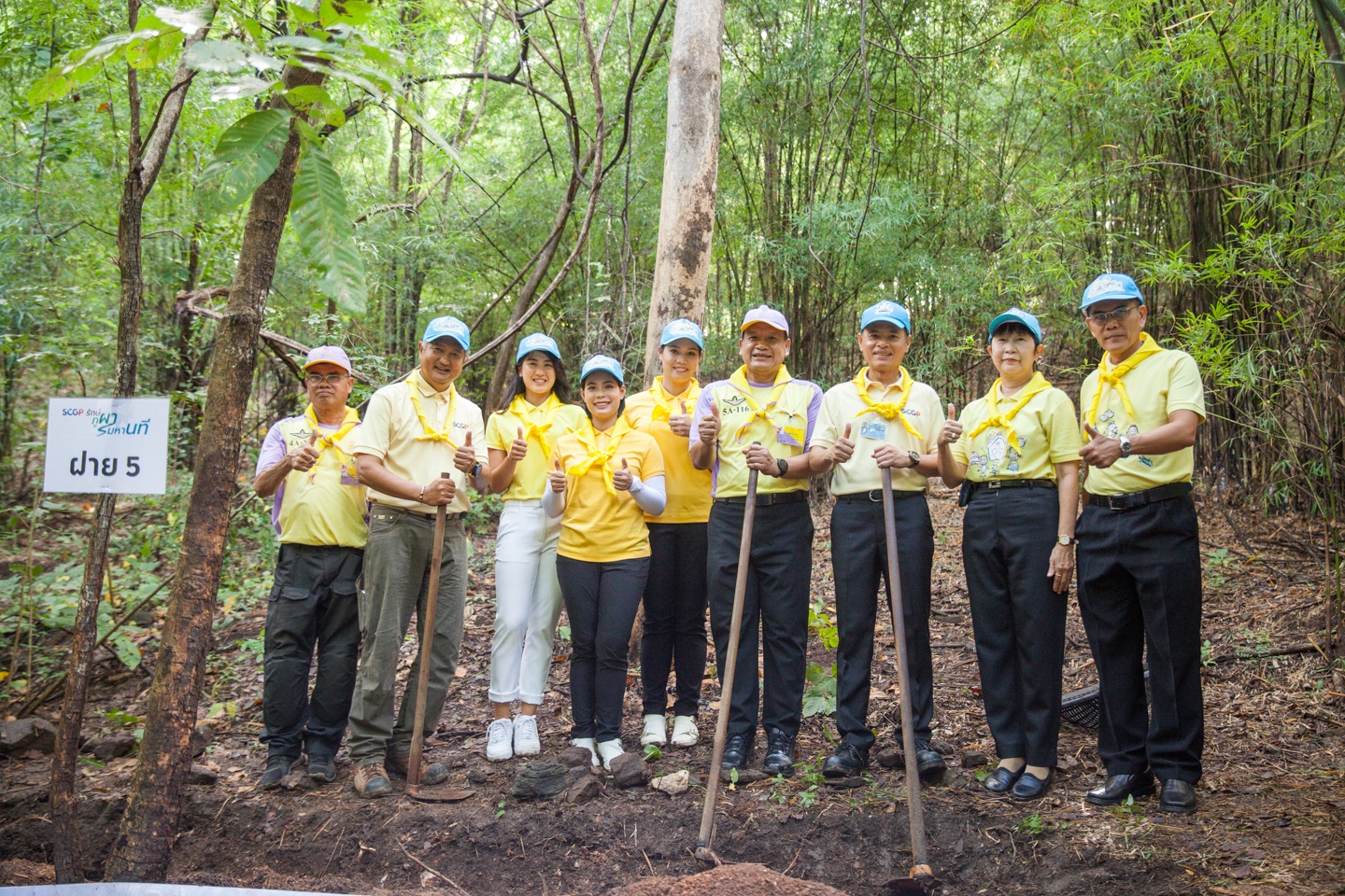 รวมพลัง จิตอาสาพัฒนา SCGP “ปลูก ลด ร้อน” เพิ่มพื้นที่สีเขียว ป่าชุมชนกาญจนบุรี เนื่องในวันพ่อแห่งชาติและวันดินโลก